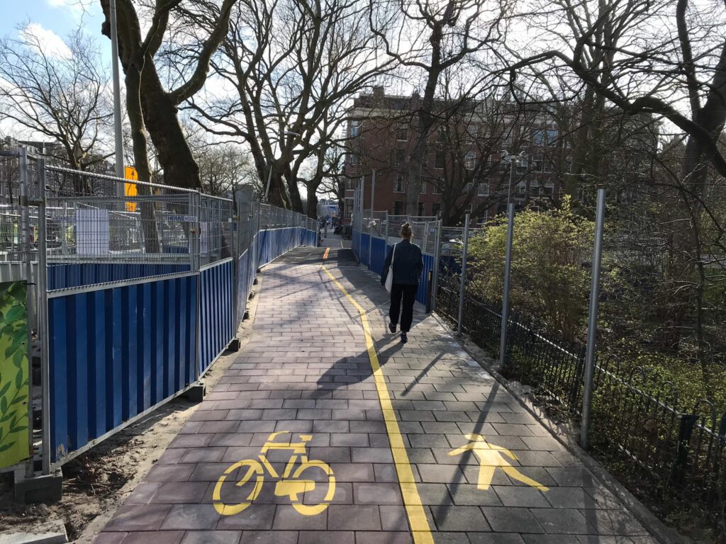 De tijdelijke hulpbrug voor voetgangers en fietsers.